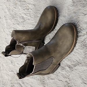 Boots Women Size 7.5 Tan/Gray NWT